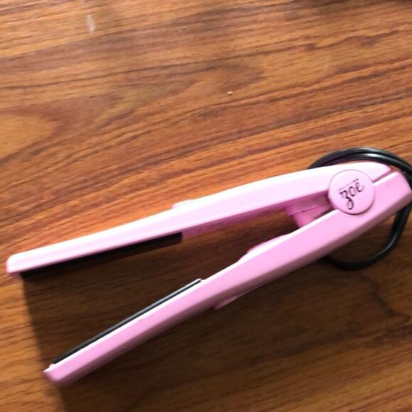 ZOE mini pink flat iron travel iron. - Picture 1 of 3